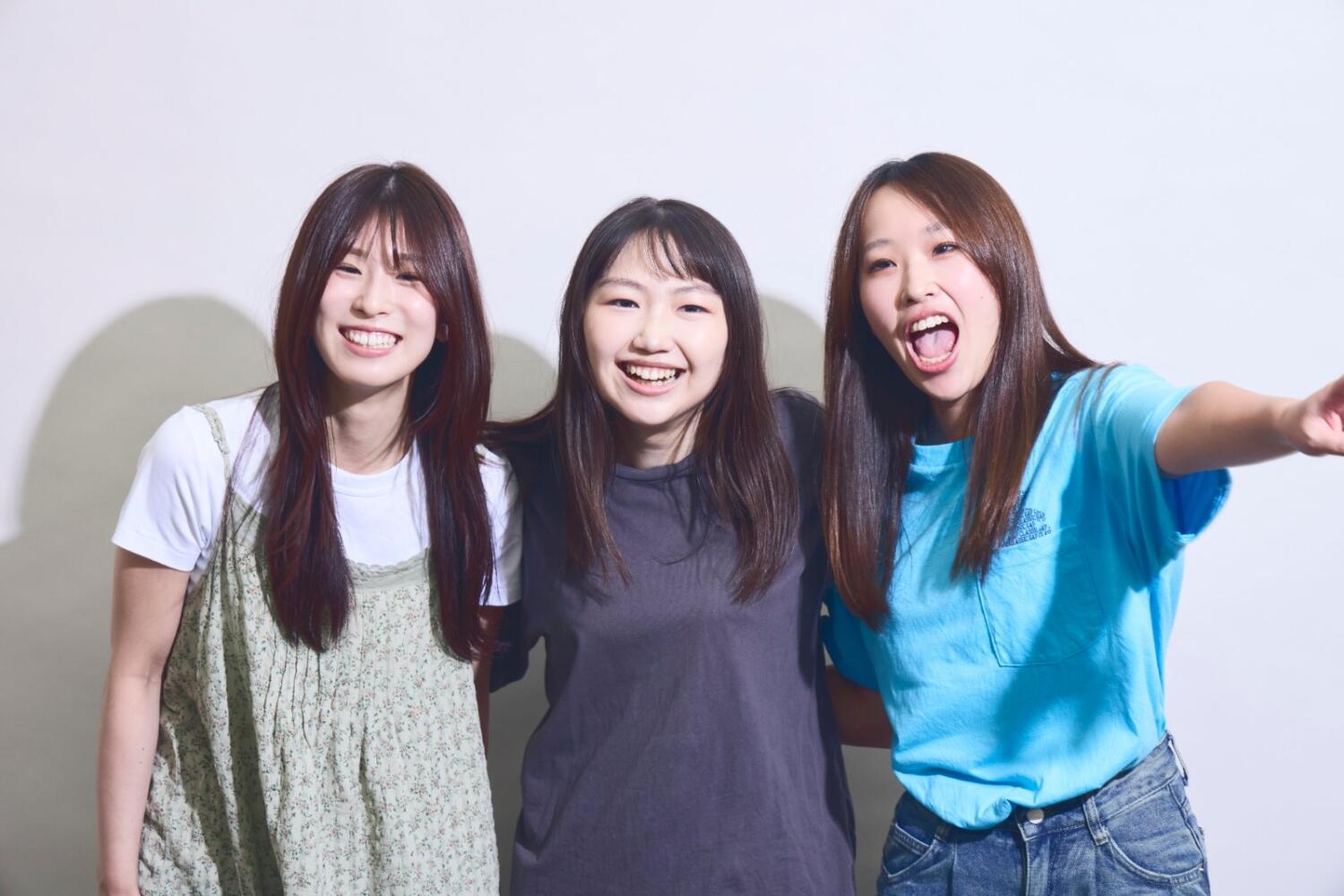 肩を組んで笑顔を見せる女性スタッフ3名