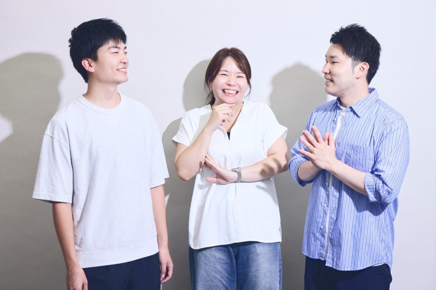 楽しそうに笑い合う私服姿のスタッフ3名