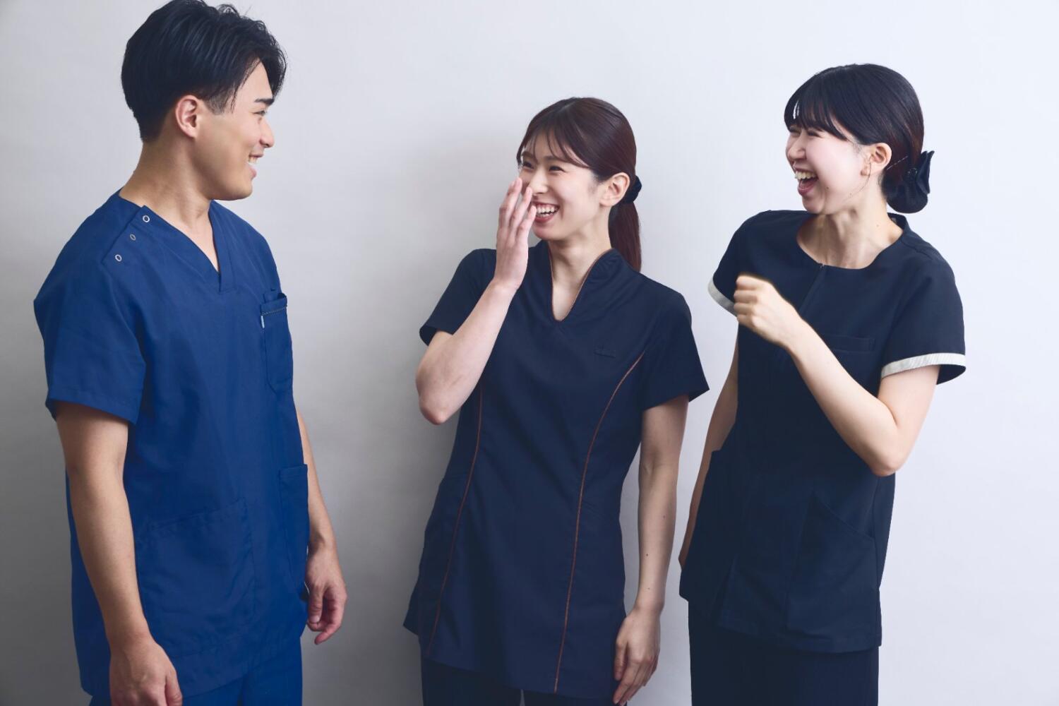 ユニフォーム姿のスタッフ3人が笑い合っている様子