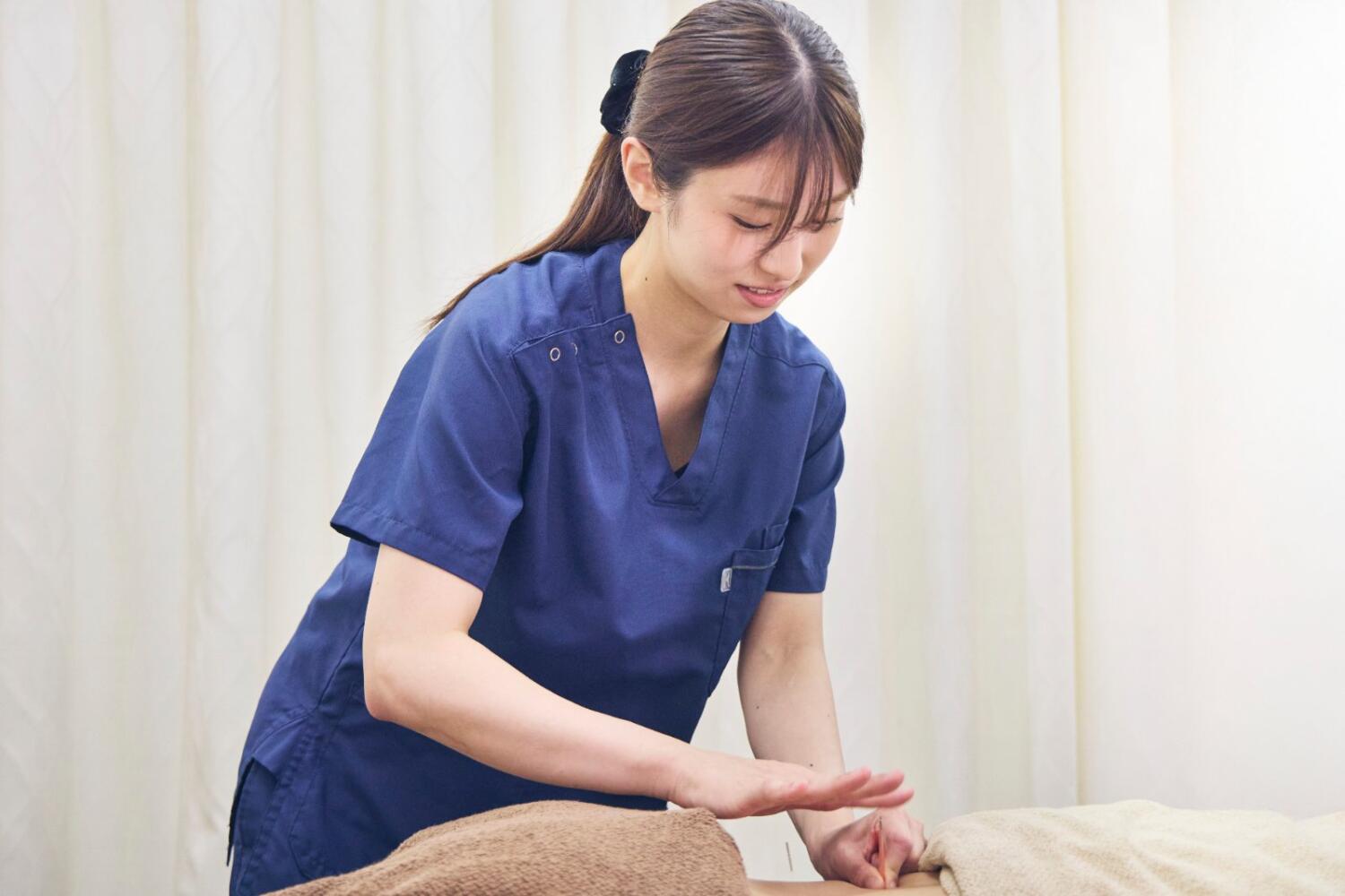患者様に施術を行う柔道整復師