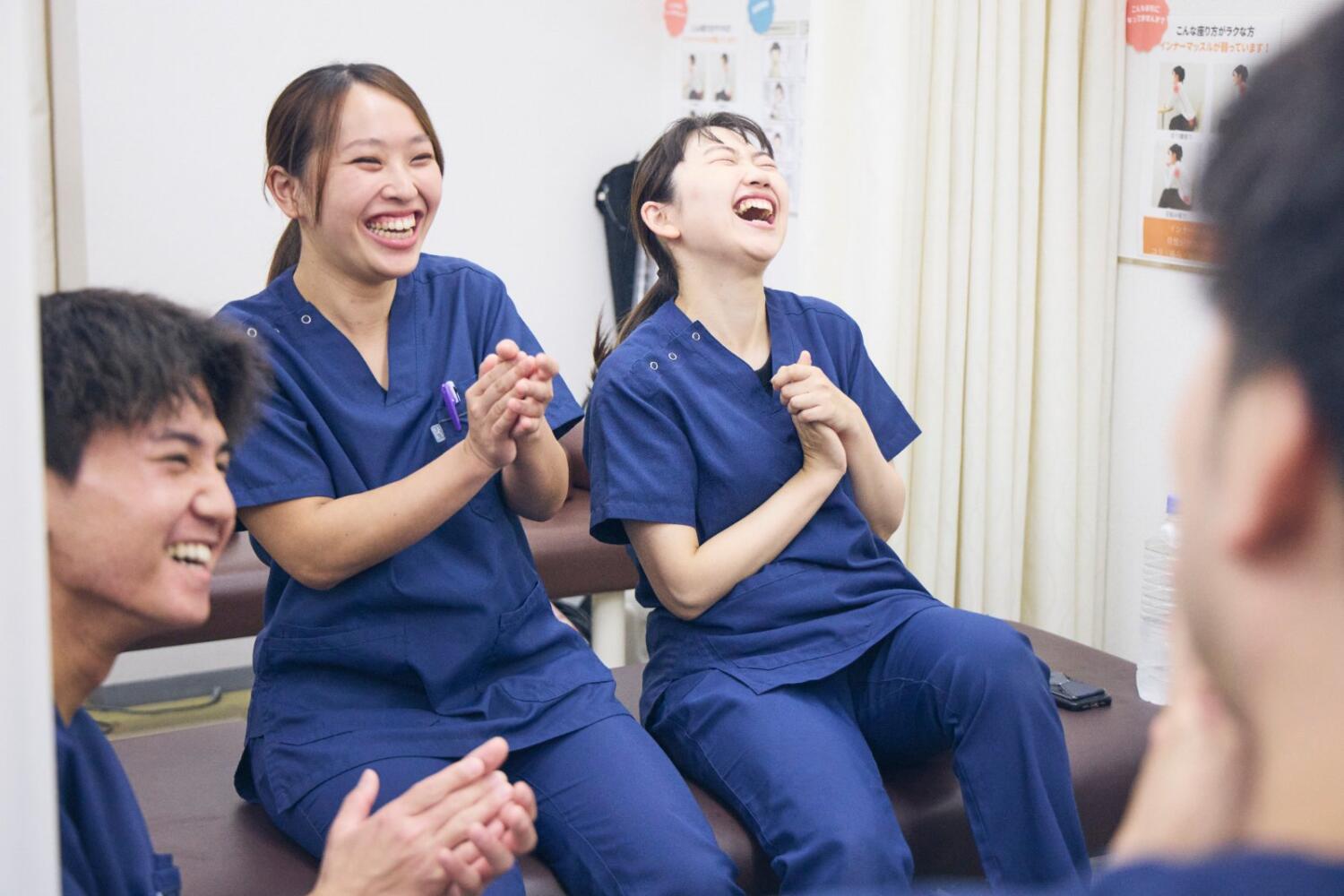 院内で笑顔で拍手するまごころグループのスタッフ