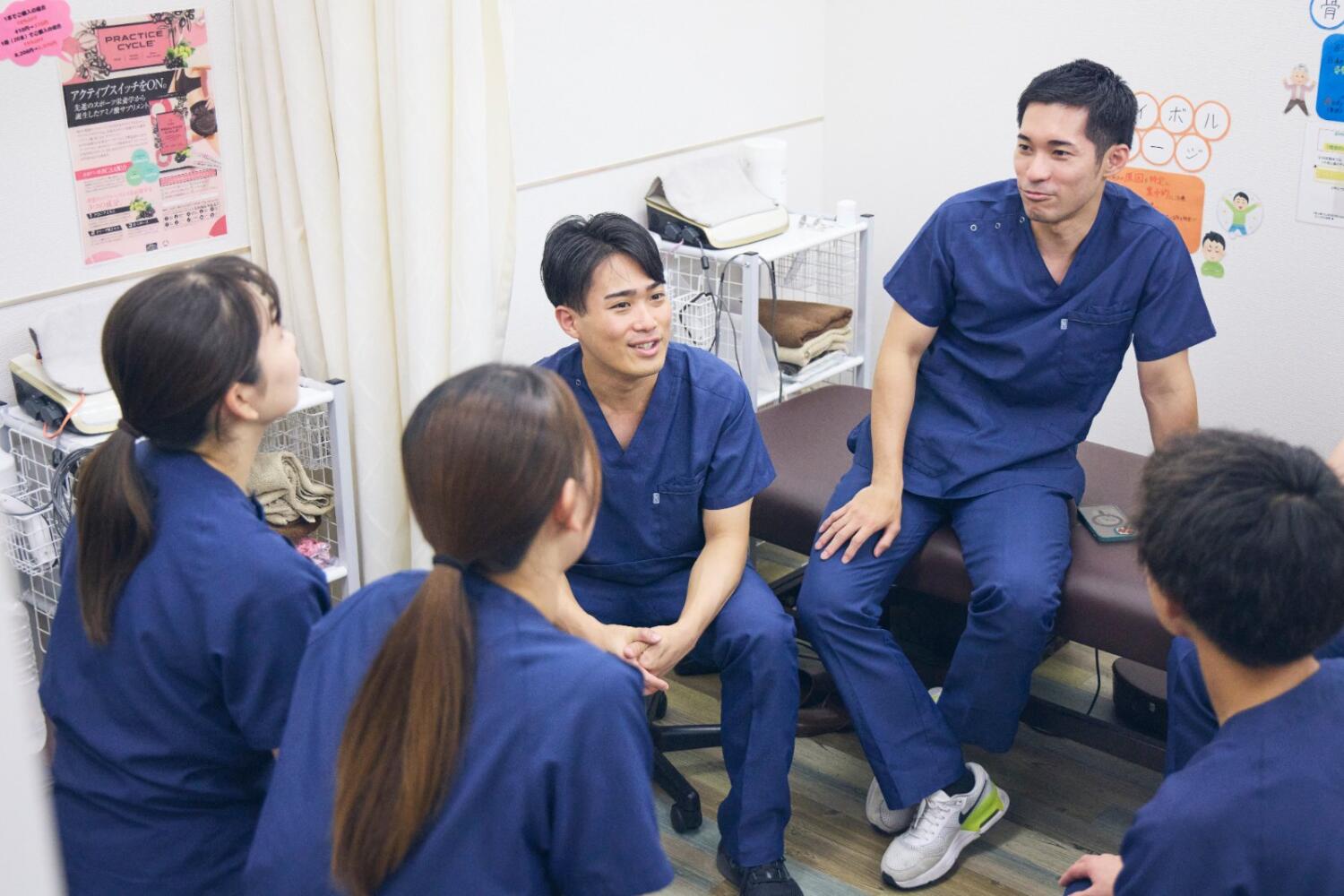 施術室で笑顔で話すからだラボ整骨院のスタッフ