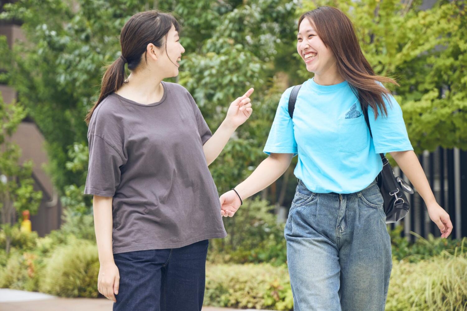 笑顔で話しながら歩く2人の女性スタッフ