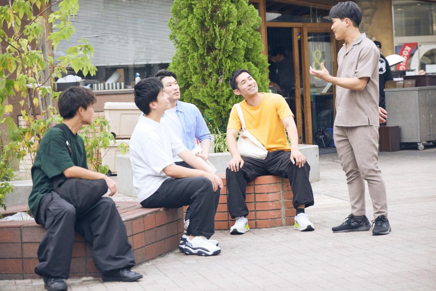屋外のベンチで談笑するまごころグループのスタッフたち